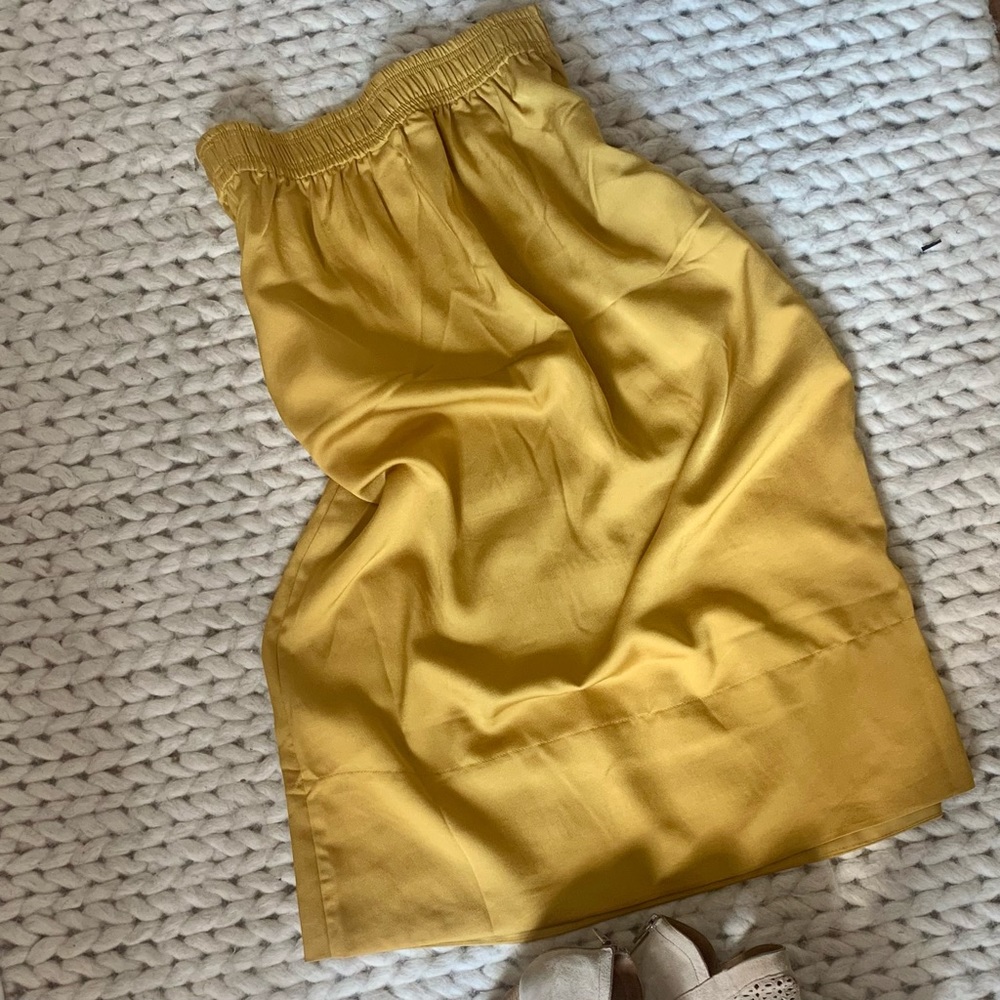 Yellow satin midi skirt with pockets! 💛